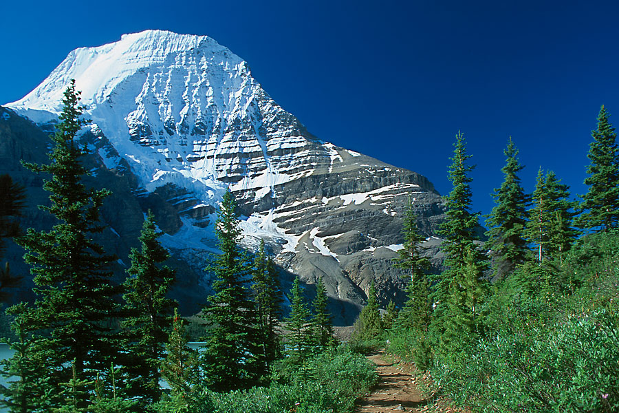 На западе расположены высочайшие горы северной америки. Логан Канада. Маунт Логан. Гора Логан. Гора Логан высочайшая точка Канады.